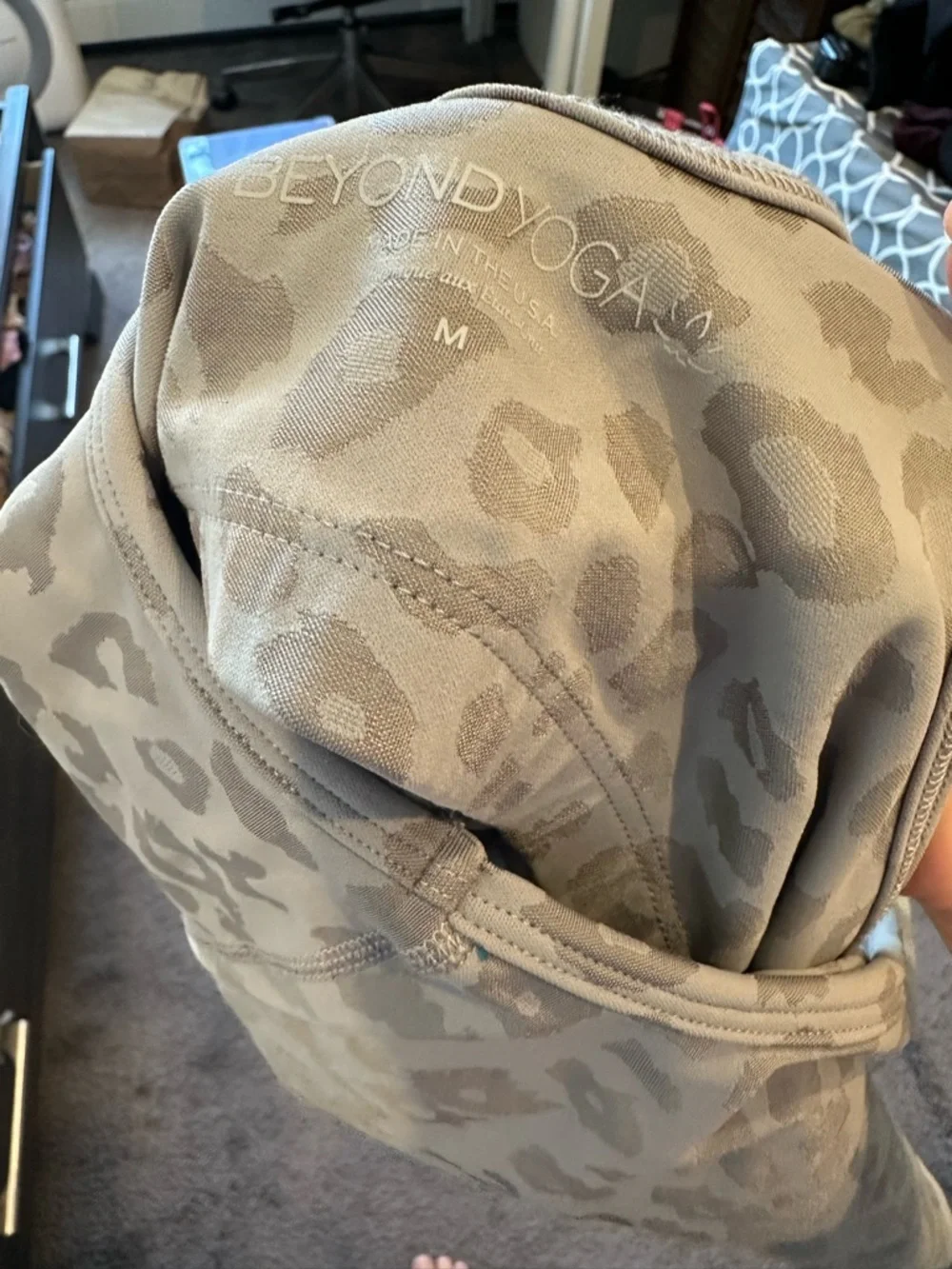 SET- Beyond Yoga Light Gray Leopard Crop Tank and Matching Leggings - Picture 5 of 6